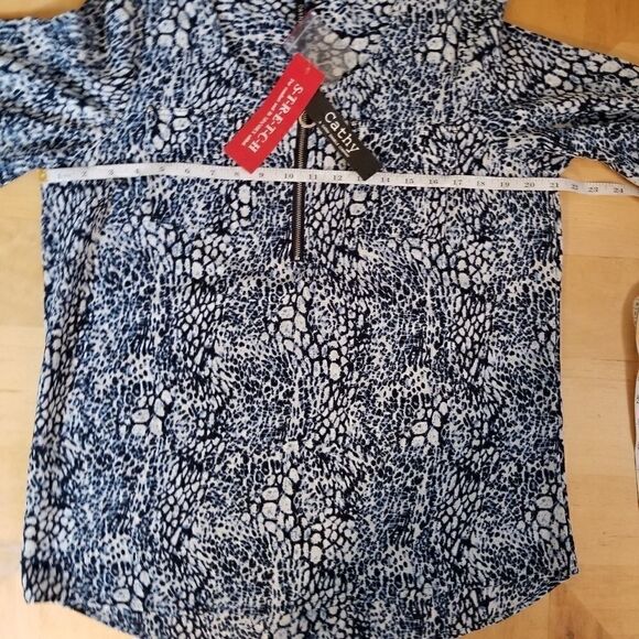 NWT! Cathy Daniels 3/4 Sleeve Zip Neckline Top Med - Picture 13 of 13